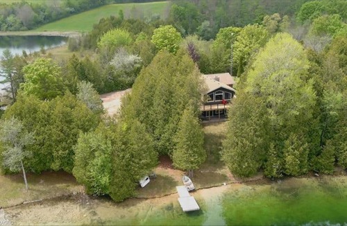 Brockton House | Waterfront Modern calming 3 bedroom Lake house - Pearl Lake