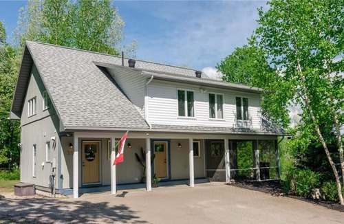 Bonfield Cottage | Waterfront, open concept cottage