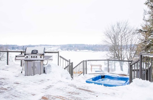 Penetanguishene Cottage | Waterfront Paradise | Sauna Hot Tub Sleeps 20