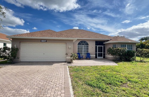Fort Myers House | Waterfront Southern Exposure 3/2 Pool home on a Wide Fresh Water Canal!