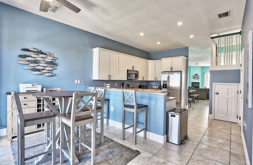 Redington Shores House | 🌊Waterfront Townhouse-Redington Retreat-Quick Walk to Beach
