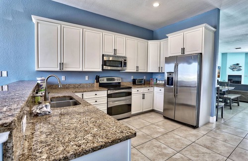 Redington Shores House | 🌊Waterfront Townhouse-Redington Retreat-Quick Walk to Beach