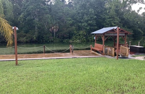 Weeki Wachee Gardens Apartment | Weeki Wachee Luxury River Front apartment -1st floor- with a private beach 🏖️
