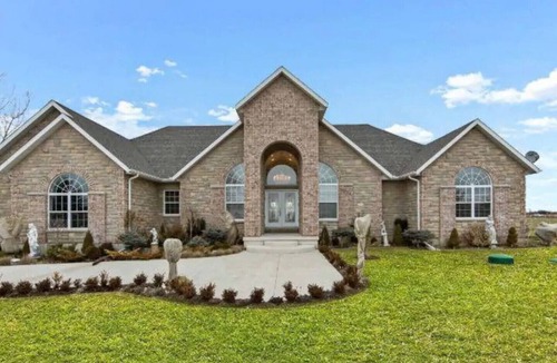 Carrying Place Cottage | Welcome to our luxurious bungalow house lake front phenomenon view.