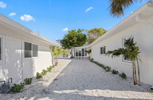 Parsuns To Cocoa Beach Apartment | Welcome to The Drift – Your Laid-Back Beach Escape in Cocoa Beach! 2/2