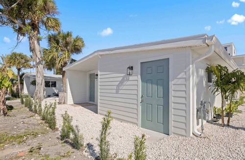 Parsuns To Cocoa Beach Apartment | Welcome to The Drift – Your Laid-Back Beach Escape in Cocoa Beach! 2/2