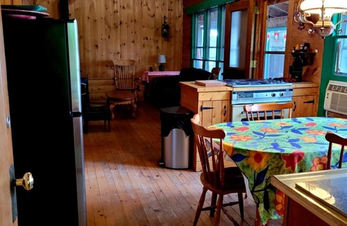 North Frontenac Cottage | WELCOME TO WE BEE ON THE LAKE IDEAL FOR FAMILY GETAWAYS & PET FRIENDLY ❤️