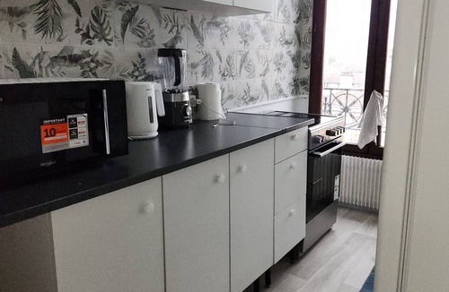 La Courneuve Apartment | Welcoming 2-bedroom apartment with WiFi in La Courneuve