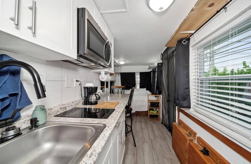 West Palm Beach House | West Palm Beach Paradise Getaway minutes to beach and downtown
