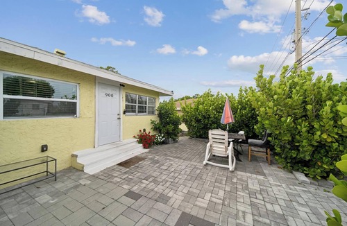 West Palm Beach House | West Palm Beach Paradise Getaway minutes to beach and downtown