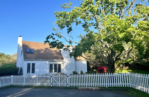 Westhampton House | Westhampton renovated, 1.25 acre home w/clay tennis court and heated pool