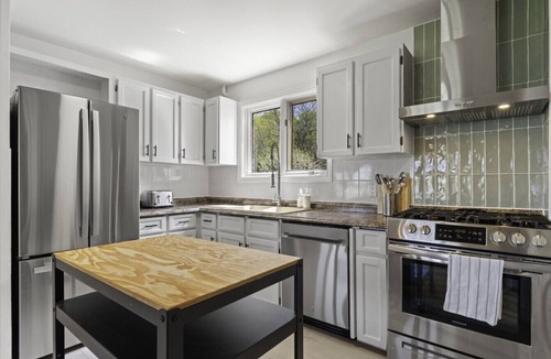 Picton House | Westlake waterfront, hot tub, dock,4 mins to beach