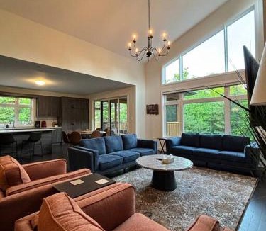 Lake of Bays Villa | Whispering Pines Muskoka 3BR 3 Ensuite Baths