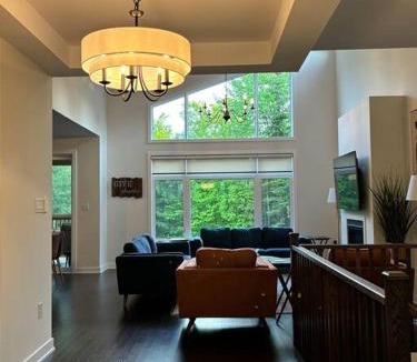 Lake of Bays Villa | Whispering Pines Muskoka 3BR 3 Ensuite Baths