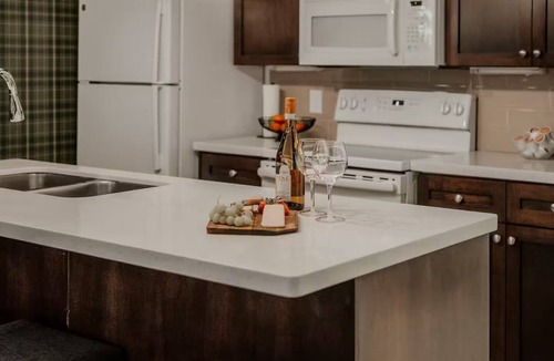 Oro-Medonte Condo | Wildwood Hot Tub + Indoor/Outdoor Pool + Sauna + Game Room