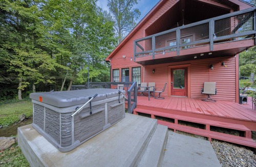 Swengel Cabin | Willow Brook Getaway: Hot Tub, Deck in Mifflinburg