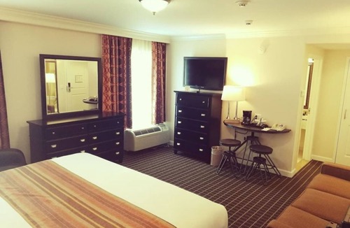 West Orange Hotel | Wilshire Grand Hotel. Quiet Studio for Easy Escape
