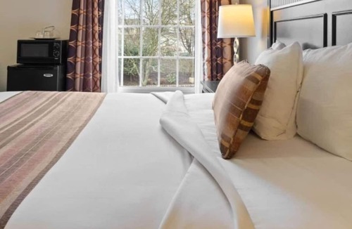 West Orange Hotel | Wilshire Grand Hotel. Cozy Stay with Gym