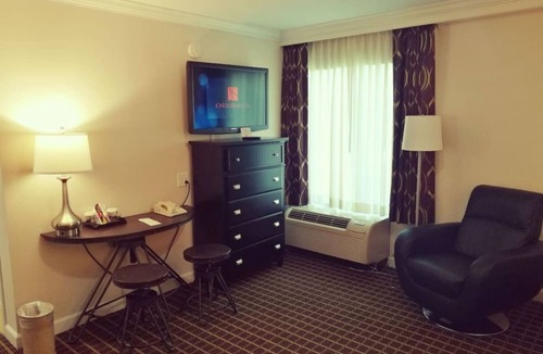 West Orange Hotel | Wilshire Grand Hotel Cozy Studio with Garden View