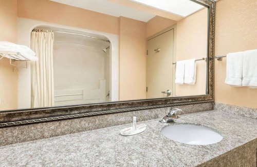 Somerset Hotel | Wingate by Wyndham Somerset