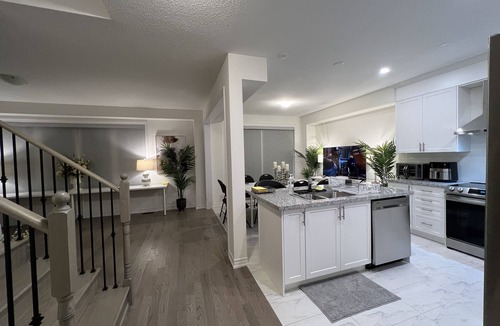 Wasaga Beach House | Winter Getaway in Wasaga Beach, Four Season Fun and Ski nearby Blue Mountain