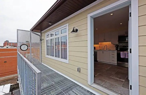 Cabbagetown South Apartment | Winter Price Reduction! Fully-Equipped Downtown Studio Apartment