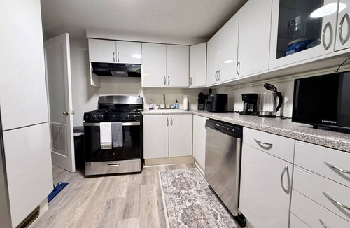 South Hills House | Wonderful stylish 2 King bed 1.5 bath home