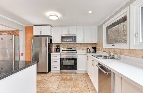 The Blue Mountains Ski Chalet | Woodland Edge (7 bedrooms+Hot Tub+Pool for summer)