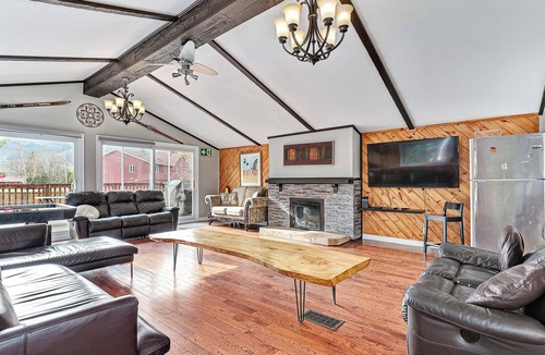 The Blue Mountains Ski Chalet | Woodland Edge (7 bedrooms+Hot Tub+Pool for summer)