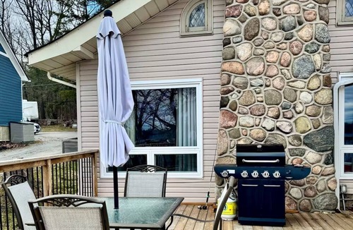 Scugog House | Work from Cottage: bring pets and family to the lake house with premium office