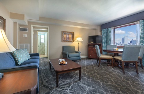 Faubourg Lafayette Resort | Wyndham Avenue Plaza, Mardi Gras parades in front of the resort