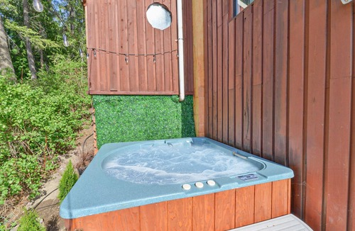 Newport House | Year around Bliss Lakehouse with hottub and deck