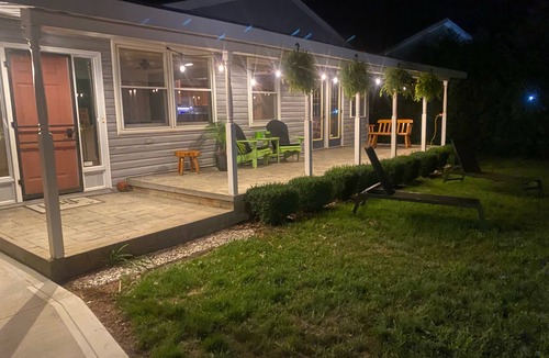 Port Franks Cottage | Year Round Secluded Retreat in Port Franks Close to Private Beach. Hot Tub!
