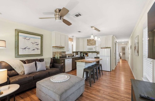 San Juan House | Yew 2!- House + Carriage House- Steps to Beach!