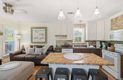 San Juan House | Yew 2!- House + Carriage House- Steps to Beach!