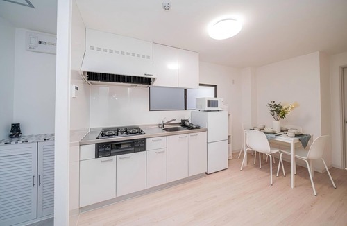 Funabori Apartment | Yinojia: Bright, clean interior. Quiet yet convenient, near 24 - hr stores.