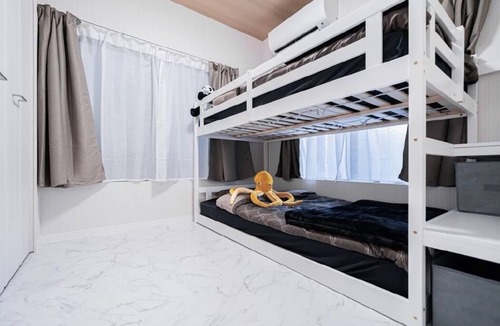 Funabori Apartment | Yinojia: Bright, clean interior. Quiet yet convenient, near 24 - hr stores.Rm101