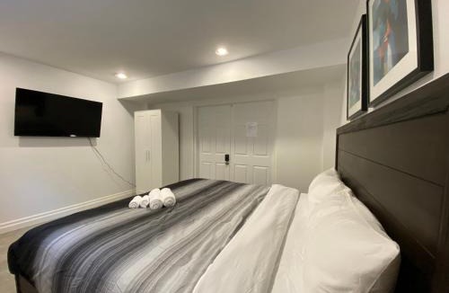 York Mills House | Yorkmills and Bayview !A Spacious and Modern Private Bdr with Shared Bathroom