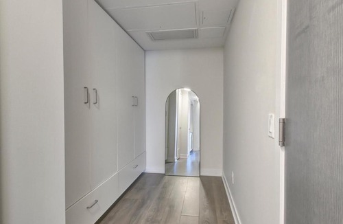 Bloor-Yorkville Apartment | Yorkville Luxury: Modern 1-Bed Condo, Fall in Love