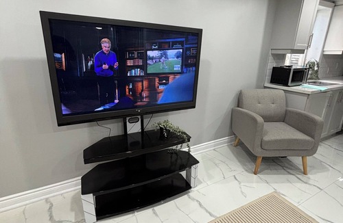 Brampton House | Your Home Away From Home Basement 3 Bedrooom 2 Full Washroom
