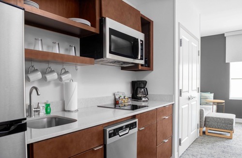 Clearwater Hotel | Your Home Away From Home! 2 Serene Units, Free Breakfast, Free Parking, Pool
