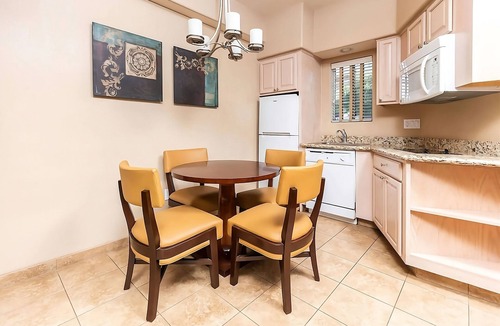 North Scottsdale Hotel | Your Home Away from Home! Outdoor Swimming Pool, Full Kitchen, Free Parking!