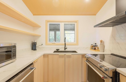Bracebridge Cottage | Zen Lakeside Haven – Where Japandi Calm Meets Modern Luxuryn