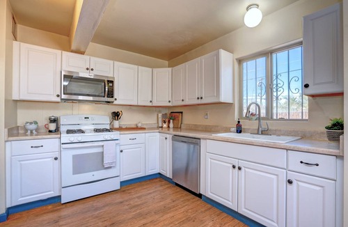 Northwest Tucson House | Zenika Bungalow⁜King ⁜Backyard⁜ FirePit⁜ Dog Friendly⁜ Near UofA & Downtown