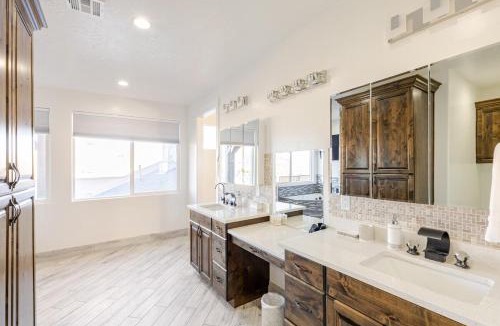 Colorado City Ski Chalet | Zion Vista Poolside Manor Sauna Golf Gym