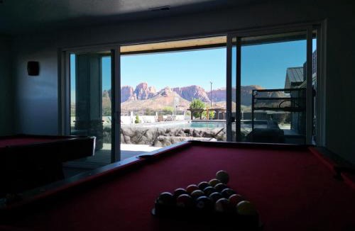 Colorado City Ski Chalet | Zion Vista Poolside Manor Sauna Golf Gym