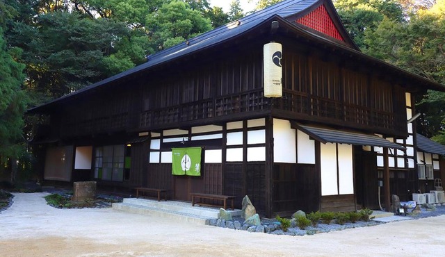 伝統とモダンが溶け合う侍ルーツの古民家 kominka翠 sui