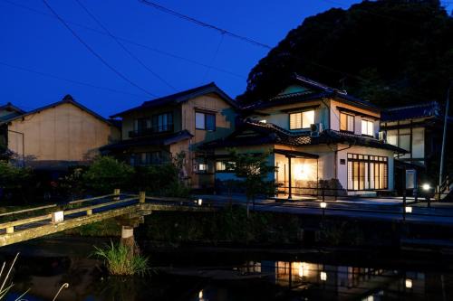 川の灯