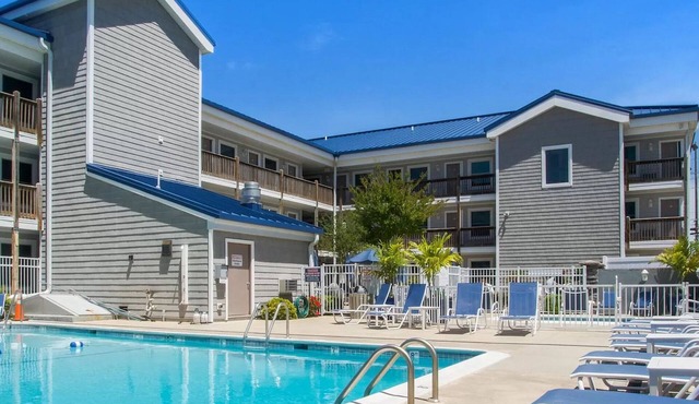 1 Bedroom/1 Bath Hidden Gem - Walk to the Beach or Relax Poolside! Sleeps 6.