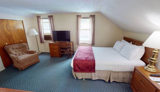 1-bedroom hotel room in vibrant Hamilton - #301 Above the Canopy